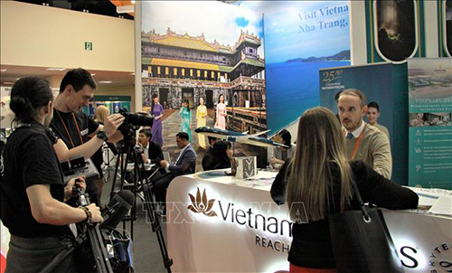 Phóng viên quốc tế tác nghiệp tại gian hàng Việt Nam tại hội chợ MITT. (Ảnh: TTXVN)